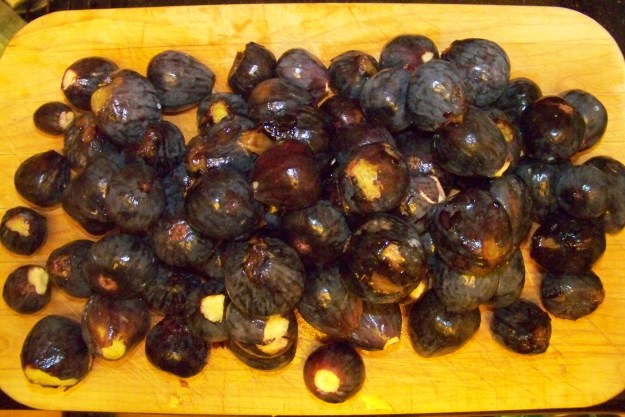 Destemmed figs, awaiting their destiny.